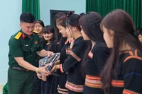 Pleiku: Tặng 30 bộ trang phục truyền thống cho Câu lạc bộ Bảo tồn âm nhạc dân gian Tây Nguyên