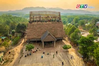 Người dân làng Kon Sơ Lăl chung tay lợp mái nhà rông