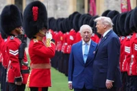 Tổng thống Trump cùng Vua Charles duyệt đội binh lính. Ảnh: Reuters