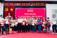Báo Gia Lai trao quyết định nghỉ hưu cho 12 cán bộ, viên chức theo Nghị định số 178 và Nghị định số 67