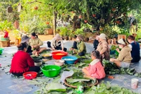 Người dân xã Gào đóng góp nhu yếu phẩm và hơn 100 triệu đồng ủng hộ vùng mưa lũ