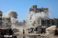 Khói bốc lên sau cuộc không kích của Israel tại Gaza. (Ảnh: THX/TTXVN)