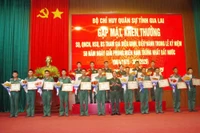 Khen thưởng cán bộ, chiến sĩ tham gia lễ kỷ niệm 50 năm Ngày Giải phóng miền Nam