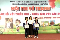 Thiếu nhi Pleiku thi vẽ tranh về Bác Hồ