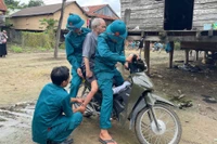 Lực lượng dân quân xã Ia Tul hỗ trợ đưa người già yếu đến nơi sơ tán an toàn. Ảnh: Vũ Chi