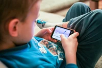 Thượng viện Anh tán thành đề xuất cấm người dưới 16 tuổi dùng mạng xã hội