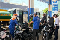 Đề xuất giảm một nửa thuế môi trường với xăng, dầu