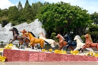 Lắp đặt cụm linh vật Bát mã tại Quảng trường Đại Đoàn Kết