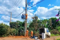 Đội Quản lý điện Chư Prông cải tạo lưới điện.