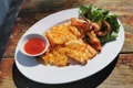 Mực một nắng nướng muối ớt. (Ảnh: Taste Atlas)