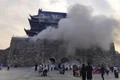 Khói bụi mù mịt sau khi hàng trăm viên ngói bất ngờ rơi xuống. (Nguồn: news.qq)