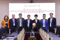 Đại diện lãnh đạo Trường Đại học Quy Nhơn chụp ảnh lưu niệm cùng ông Terado Hirotsugu- Lãnh sự phụ trách kinh tế và văn hóa, Tổng Lãnh sự quán Nhật Bản tại Đà Nẵng.
