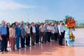 Ban liên lạc những người kháng chiến tỉnh Gia Lai dâng hoa tại Tượng đài Nguyễn Sinh Sắc - Nguyễn Tất Thành.