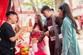 Học sinh trải nghiệm văn hóa truyền thống qua phiên chợ Tết cổ truyền.