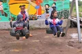 Các em nhỏ vui chơi trên chiếc xích đu mới. (Ảnh: Đình Đình)