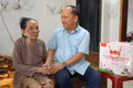 Phó Bí thư Thường trực Tỉnh ủy Rah Lan Chung tri ân liệt sĩ và thăm, tặng quà các gia đình chính sách