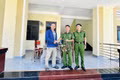 Bắt gặp cu li nhỏ trước nhà, người dân chủ động giao nộp cho công an