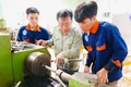 Sinh viên ngành Công nghệ kỹ thuật cơ khí (Trường Cao đẳng Gia Lai) trong một tiết học thực hành. 
