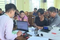 Gia đình bà Lương Thị Huyền và ông Trương Văn Trung được hướng dẫn thủ tục giải ngân khoản vay STEM. Ảnh: Huy Toàn