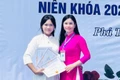 Cô học trò mồ côi Siu H’Suyn (bên trái). Ảnh: Trần Dung