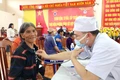 Các y-bác sĩ khám bệnh miễn phí cho các đối tượng chính sách, hộ nghèo tại xã Gào. Ảnh: Mạnh Hà