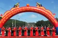 Các đại biểu cắt băng khánh thành dự án xây dựng tuyến đường tránh phía Nam thị trấn Phú Phong. Ảnh: Kiều Vy