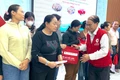 Ông Hà Văn Cát-Chủ tịch Hội Chữ thập đỏ tỉnh Gia Lai trao túi sơ cấp cứu cho ngư dân. Ảnh: N.Q