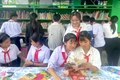 Các học sinh đọc sách tự chọn tại các kệ sách và từ xe Thư viện lưu động. Ảnh: T.N