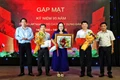 Ban Tổ chức Tỉnh ủy trao bằng khen của Thủ tướng Chính phủ và kỷ niệm chương cho các cá nhân. Ảnh: BTCTU
