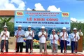 Các đại biểu thực hiện nghi thức động thổ khởi công dự án nâng cấp bê tông xi măng các tuyến đường làng Canh Tiến. Ảnh: X.Đ