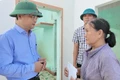 Phó Chủ tịch UBND tỉnh Nguyễn Tự Công Hoàng động viên gia đình bà Võ Măng (phường Hoài Nhơn Đông. Ảnh: Ánh Nguyệt