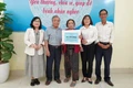 Chủ tịch Hội Bảo trợ bệnh nhân nghèo tỉnh Gia Lai đại diện các nhà tài trợ trao hơn 44,3 triệu đồng cho gia đình bệnh nhân Hồ Ngọc Thao. 