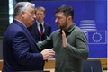 Thủ tướng Hungary Viktor Orban (trái) và Tổng thống Ukraine Volodymyr Zelensky.