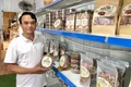 Ông Nguyễn Đình Thành, hộ kinh doanh tại thôn Lâm Tôk giới thiệu các sản phẩm đạt OCOP 3 sao của gia đình. Ảnh: L.N
