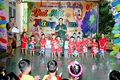Đại tá Hoàng Đức Tỏa-Bí thư Đảng ủy, Phó Giám đốc Đoàn KT-QP 715 tặng quà cho các cháu thiếu nhi.