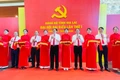 Các đại biểu cắt băng khai mạc triển lãm ảnh “Đảng bộ tỉnh Gia Lai-Tự hào viết tiếp truyền thống vẻ vang”. Ảnh: Trần Dung