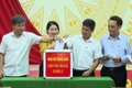 Các cơ quan, đơn vị, cá nhân trên địa bàn xã Vạn Đức ủng hộ đồng bào vùng bão lũ khắc phục thiệt hại. Ảnh: H.H