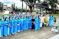 Cán bộ, hội viên phụ nữ phường Hội Phú dâng hoa tại Đền tưởng niệm liệt sĩ Hội Phú. Ảnh: Minh Chí