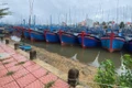 Cơ quan chức năng phối hợp với chính quyền địa phương hướng dẫn ngư dân sắp xếp tàu thuyền neo đậu an toàn, phân luồng cụ thể, tránh va chạm, đứt neo.