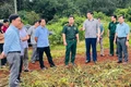 Phó Chủ tịch UBND tỉnh Lâm Hải Giang (thứ 3 từ phải sang) kiểm tra thực tế vị trí xây dựng Trường Phổ thông nội trú liên cấp Tiểu học và THCS xã Ia Nan. Ảnh: P.D