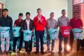 Đại diện lãnh đạo Hội Chữ thập đỏ tỉnh trao bộ lọc nước cho bà con xã Canh Liên. Ảnh: Ngọc Huy
