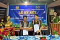 Đại diện lãnh đạo Công an phường Pleiku và hệ thống chính trị làng Ơp ký kết giao ước kết nghĩa. Ảnh: B.B