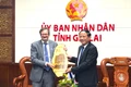 Chủ tịch UBND tỉnh Phạm Anh Tuấn (bên phải) tặng quà lưu niệm cho Đại sứ Phần Lan Pekka Voutilainen.