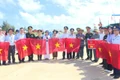 Đoàn công tác tặng cờ Tổ quốc cho ngư dân Đặc khu Lý Sơn. Ảnh: Minh Trung