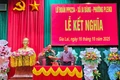 Đại diện lãnh đạo Lữ đoàn Pháo phòng không 234 và phường Pleiku ký kết chương trình phối hợp hoạt động kết nghĩa. 