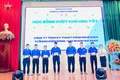 Khoa Kỹ thuật và Công nghệ trao học bổng cho tân sinh viên vượt khó, đạt thành tích cao. Ảnh: T.D
