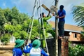 Sinh viên tình nguyện góp sức dựng xây buôn làng