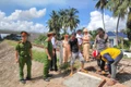 Lực lượng chức năng phối hợp cùng chính quyền địa phương xóa lối đi tự mở qua đường sắt tại phường Hoài Nhơn. Ảnh: N.L