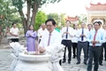 Bí thư Tỉnh ủy Hồ Quốc Dũng và các đồng chí lãnh đạo tỉnh dâng hương tại Di tích Gò Lăng tưởng nhớ công lao to lớn của thân phụ, thân mẫu Tây Sơn Tam kiệt. Ảnh: N.H
