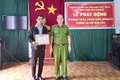 Thay mặt lãnh đạo UBND phường An Phú, Thượng tá Hồ Thanh Sơn-Trưởng Công an phường đã trao giấy khen cho anh Sinh. Ảnh: Minh Phương